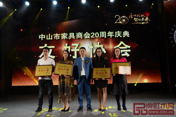 中山市家具商會(huì)會(huì)長(zhǎng)、紅古軒品牌創(chuàng)始人吳赤宇(中)為“中山市家具商會(huì)20周年慶典友好協(xié)會(huì)友好協(xié)會(huì)”獲獎(jiǎng)單位頒獎(jiǎng) 中山市家具商會(huì)會(huì)長(zhǎng)、紅古軒品牌創(chuàng)始人吳赤宇(中)為“中山市家具商會(huì)20周年慶典友好協(xié)會(huì)友好協(xié)會(huì)”獲獎(jiǎng)單位頒獎(jiǎng)