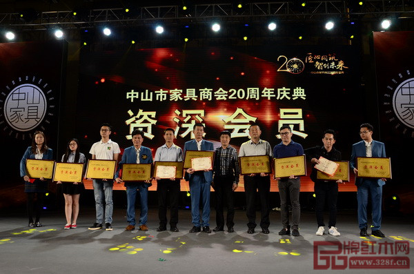 中山市工商聯(lián)主席黃啟均(右五)為“中山市家具商會(huì)20周年慶典資深會(huì)員”獲獎(jiǎng)單位頒獎(jiǎng) 中山市工商聯(lián)主席黃啟均(右五)為“中山市家具商會(huì)20周年慶典資深會(huì)員”獲獎(jiǎng)單位頒獎(jiǎng)