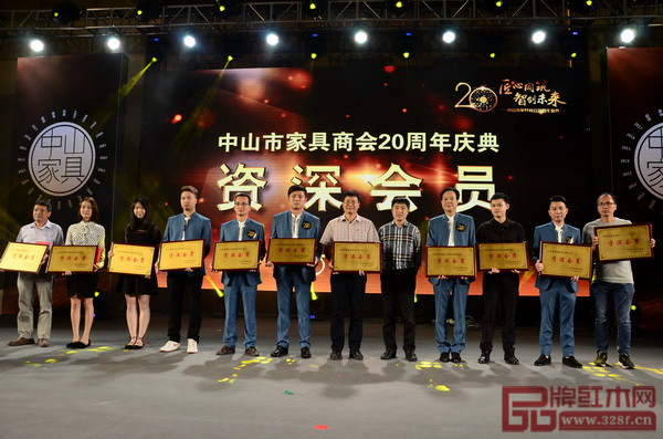 中山市工商聯(lián)主席黃啟均(右五)為“中山市家具商會(huì)20周年慶典資深會(huì)員”獲獎(jiǎng)單位頒獎(jiǎng) 中山市工商聯(lián)主席黃啟均(右五)為“中山市家具商會(huì)20周年慶典資深會(huì)員”獲獎(jiǎng)單位頒獎(jiǎng)