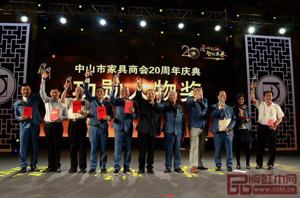 原國(guó)家人力資源和社會(huì)保障部副部長(zhǎng)楊志明(左六)為“中山市家具商會(huì)20周年慶典功勛人物獎(jiǎng)”獲獎(jiǎng)個(gè)人頒獎(jiǎng) 原國(guó)家人力資源和社會(huì)保障部副部長(zhǎng)楊志明(左六)為“中山市家具商會(huì)20周年慶典功勛人物獎(jiǎng)”獲獎(jiǎng)個(gè)人頒獎(jiǎng)