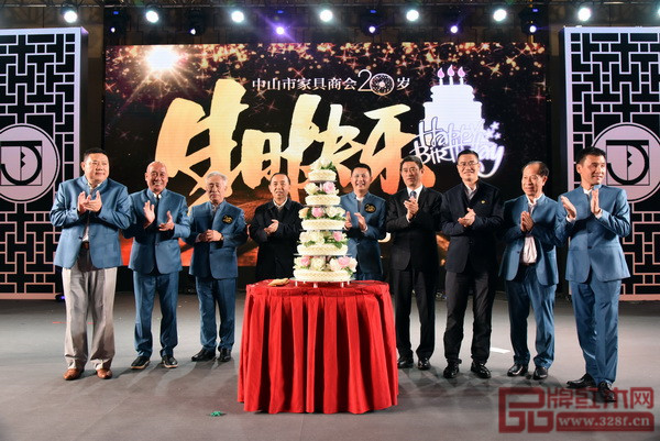 原國(guó)家人力資源和社會(huì)保障部副部長(zhǎng)楊志明(左四)、中國(guó)家具協(xié)會(huì)理事長(zhǎng)朱長(zhǎng)嶺(右四)、廣東省家具協(xié)會(huì)會(huì)長(zhǎng)王克(右三)、中山市家具商會(huì)會(huì)長(zhǎng)、紅古軒品牌創(chuàng)始人吳赤宇(右五)以及商會(huì)永遠(yuǎn)名譽(yù)會(huì)長(zhǎng)何志偉(左三)、梁錫開(kāi)(左二)、黎偉良(左一)等領(lǐng)導(dǎo)共同為中山市家具商會(huì)20歲切生日蛋糕 原國(guó)家人力資源和社會(huì)保障部副部長(zhǎng)楊志明(左四)、中國(guó)家具協(xié)會(huì)理事長(zhǎng)朱長(zhǎng)嶺(右四)、廣東省家具協(xié)會(huì)會(huì)長(zhǎng)王克(右三)、中山市家具商會(huì)會(huì)長(zhǎng)、紅古軒品牌創(chuàng)始人吳赤宇(右五)以及商會(huì)永遠(yuǎn)名譽(yù)會(huì)長(zhǎng)何志偉(左三)、梁錫開(kāi)(左二)、黎偉良(左一)等領(lǐng)導(dǎo)共同為中山市家具商會(huì)20歲切生日蛋糕