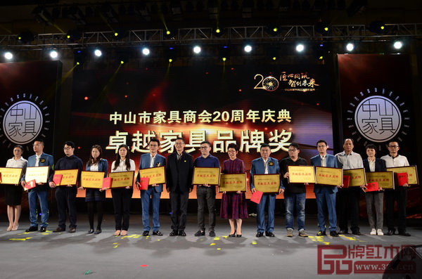 廣東省家具協(xié)會(huì)會(huì)長(zhǎng)王克(左七)為“中山市家具商會(huì)20周年慶典卓越家具品牌獎(jiǎng)”獲獎(jiǎng)單位頒獎(jiǎng) 廣東省家具協(xié)會(huì)會(huì)長(zhǎng)王克(左七)為“中山市家具商會(huì)20周年慶典卓越家具品牌獎(jiǎng)”獲獎(jiǎng)單位頒獎(jiǎng)