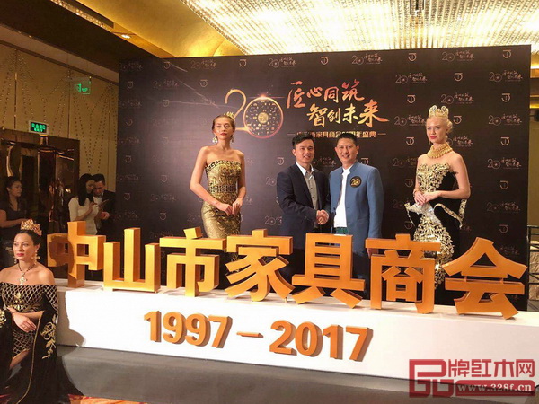 全聯(lián)藝術(shù)紅木家具專業(yè)委員會(huì)執(zhí)行會(huì)長(zhǎng)、弘木傳媒CEO林偉華(左)與中山市家具商會(huì)會(huì)長(zhǎng)、紅古軒品牌創(chuàng)始人吳赤宇(右)合影留念,并代表弘木傳媒全體恭祝商會(huì)盛事 全聯(lián)藝術(shù)紅木家具專業(yè)委員會(huì)執(zhí)行會(huì)長(zhǎng)、弘木傳媒CEO林偉華(左)與中山市家具商會(huì)會(huì)長(zhǎng)、紅古軒品牌創(chuàng)始人吳赤宇(右)合影留念,并代表弘木傳媒全體恭祝商會(huì)盛事