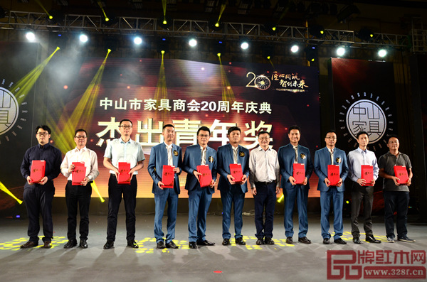 “中山市家具商會(huì)20周年慶典杰出青年獎(jiǎng)”獲獎(jiǎng)人員合影留念,富寶軒紅木總經(jīng)理張奕海(左一) “中山市家具商會(huì)20周年慶典杰出青年獎(jiǎng)”獲獎(jiǎng)人員合影留念,富寶軒紅木總經(jīng)理張奕海(左一)
