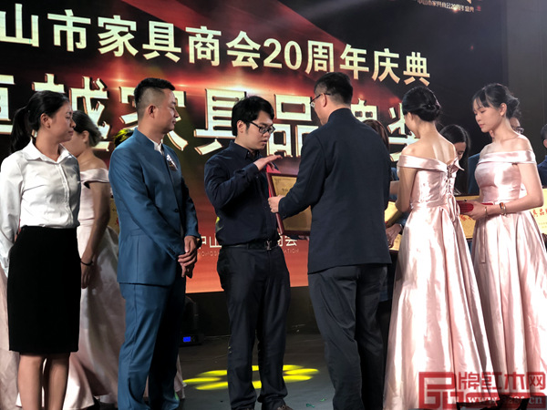 富寶軒紅木總經(jīng)理張奕海領(lǐng)獎(jiǎng)瞬間 富寶軒紅木總經(jīng)理張奕海領(lǐng)獎(jiǎng)瞬間