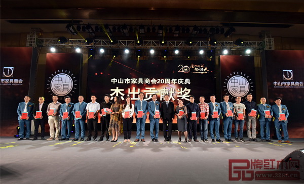 中國(guó)家具協(xié)會(huì)理事長(zhǎng)朱長(zhǎng)嶺(右十)為“中山市家具商會(huì)20周年慶典杰出貢獻(xiàn)獎(jiǎng)”獲獎(jiǎng)個(gè)人頒獎(jiǎng) 中國(guó)家具協(xié)會(huì)理事長(zhǎng)朱長(zhǎng)嶺(右十)為“中山市家具商會(huì)20周年慶典杰出貢獻(xiàn)獎(jiǎng)”獲獎(jiǎng)個(gè)人頒獎(jiǎng)