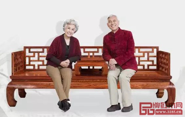 在南枝紅紅木出品的《曲尺羅漢床》,享天倫之樂 在南枝紅紅木出品的《曲尺羅漢床》,享天倫之樂