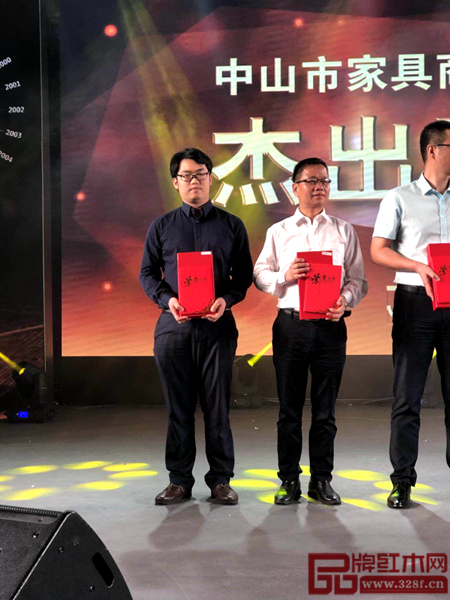 富寶軒紅木總經(jīng)理張奕海(左一)“杰出青年獎(jiǎng)”領(lǐng)獎(jiǎng)合影 富寶軒紅木總經(jīng)理張奕海(左一)“杰出青年獎(jiǎng)”領(lǐng)獎(jiǎng)合影