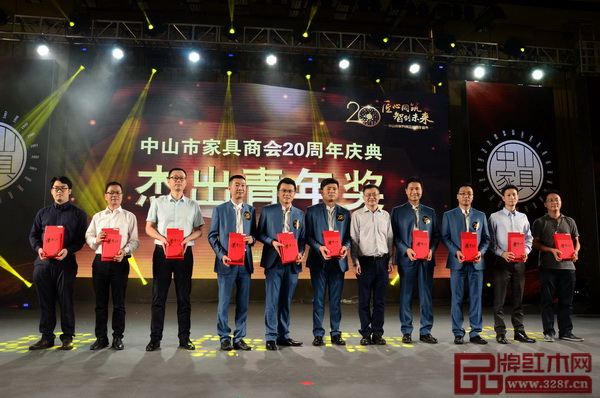 區(qū)氏臻品總經(jīng)理區(qū)錦澤（右二）上臺(tái)領(lǐng)獎(jiǎng)