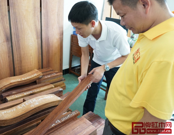 區(qū)氏臻品總經(jīng)理區(qū)錦澤與工匠一起檢查黃花梨的開(kāi)料情況