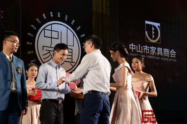 區(qū)氏臻品總經(jīng)理區(qū)錦澤獲“杰出青年獎(jiǎng)”