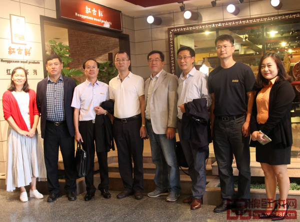 江蘇省鎮(zhèn)江市與丹陽(yáng)市貴賓一行在紅古軒展廳內(nèi)合影留念 江蘇省鎮(zhèn)江市與丹陽(yáng)市貴賓一行在紅古軒展廳內(nèi)合影留念