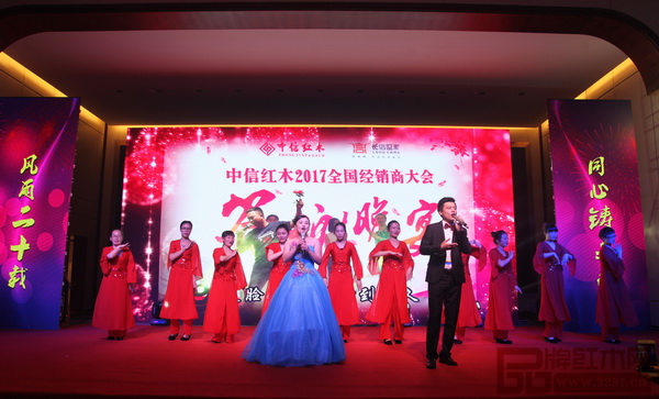中信紅木員工精心準備的歌舞表演《一起走》,博得現(xiàn)場陣陣掌聲 中信紅木員工精心準備的歌舞表演《一起走》,博得現(xiàn)場陣陣掌聲