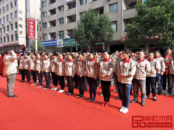 中信紅木員工代表宣誓,喊出了對中信紅木的美好祝愿與無限希冀 中信紅木員工代表宣誓,喊出了對中信紅木的美好祝愿與無限希冀