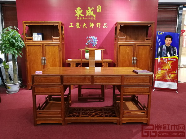 中國傳統(tǒng)工藝大師、東成紅木董事長張錫復作品《大果紫檀明式經(jīng)典書房-書臺》榮獲“云工獎”金獎