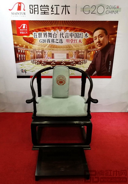 中國傳統(tǒng)工藝大師、明堂紅木總經(jīng)理張向榮作品《首席椅》榮獲“云工獎”金獎