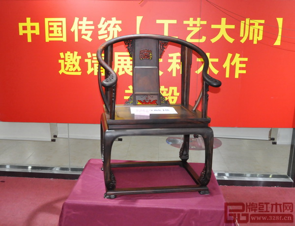 中國傳統(tǒng)工藝大師、太和木作董事長關(guān)毅作品《太和木作皇宮椅》榮獲“云工獎”金獎