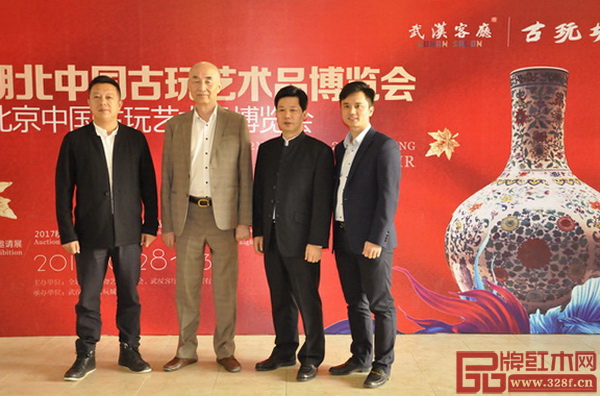 中國傳統(tǒng)工藝大師：深圳泰和園董事長邵湘文（左二）、東成紅木董事長張錫復（右二）、明堂紅木總經(jīng)理張向榮（左一）與全聯(lián)民間文物藝術(shù)品商會藝術(shù)紅木家具專業(yè)委員會執(zhí)行會長、弘木傳媒CEO林偉華（右一）合影