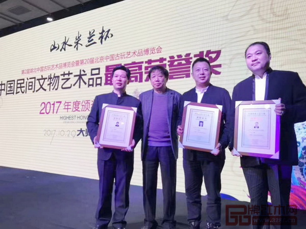 中國傳統(tǒng)工藝大師、東成紅木董事長張錫復(fù)(左一)與全國工商聯(lián)執(zhí)委、全國工商聯(lián)民間文物藝術(shù)品商會會長宋建文在頒獎典禮現(xiàn)場合影 中國傳統(tǒng)工藝大師、東成紅木董事長張錫復(fù)(左一)與全國工商聯(lián)執(zhí)委、全國工商聯(lián)民間文物藝術(shù)品商會會長宋建文在頒獎典禮現(xiàn)場合影