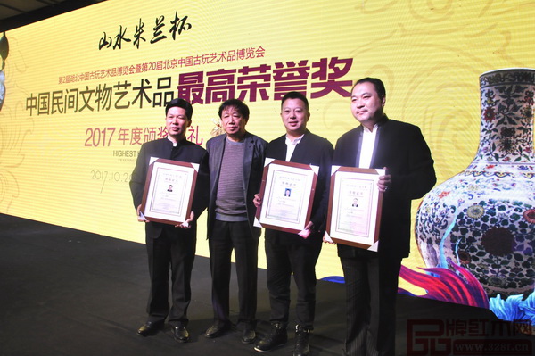 全國工商聯(lián)執(zhí)委、全聯(lián)民間文物藝術(shù)品商會會長宋建文(左二)與三位中國傳統(tǒng)工藝大師:東成紅木董事長張錫復(左一)、明堂紅木總經(jīng)理張向榮(右二)、太和木作董事長關(guān)毅(右一)合影 全國工商聯(lián)執(zhí)委、全聯(lián)民間文物藝術(shù)品商會會長宋建文(左二)與三位中國傳統(tǒng)工藝大師:東成紅木董事長張錫復(左一)、明堂紅木總經(jīng)理張向榮(右二)、太和木作董事長關(guān)毅(右一)合影