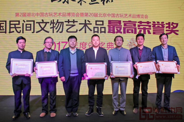 東成紅木《大果紫檀明式經(jīng)典書房-書臺》榮獲“云工獎”金獎，中國傳統(tǒng)工藝大師、東成紅木董事長張錫復(fù)（左一）上臺領(lǐng)獎