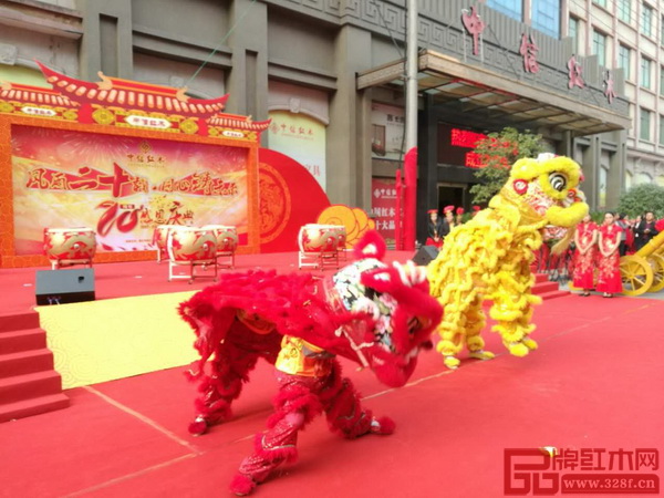 中信紅木20周年感恩慶典現(xiàn)場(chǎng),舞獅、鼓樂熱鬧非凡 中信紅木20周年感恩慶典現(xiàn)場(chǎng),舞獅、鼓樂熱鬧非凡