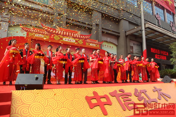 到場(chǎng)貴賓們共同為中信紅木20周年感恩慶典剪彩 到場(chǎng)貴賓們共同為中信紅木20周年感恩慶典剪彩