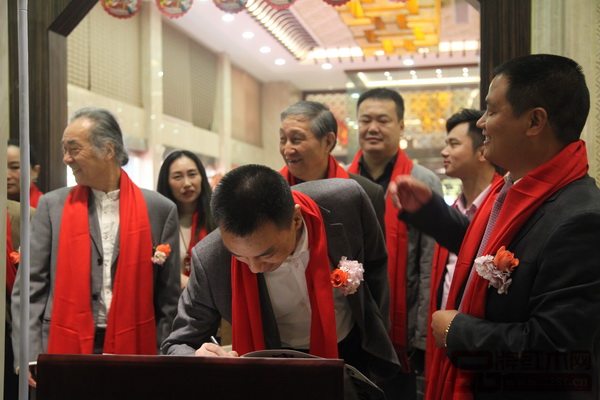 東陽市副市長蔣震雷在中信紅木20周年永久珍藏刊《中信情》上簽名留念 東陽市副市長蔣震雷在中信紅木20周年永久珍藏刊《中信情》上簽名留念