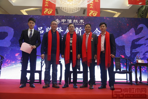 “品牌發(fā)展新理念”財(cái)富分享論壇嘉賓合影 “品牌發(fā)展新理念”財(cái)富分享論壇嘉賓合影