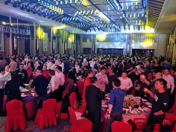 在中信紅木董事長李忠信的帶領(lǐng)下,大家共同舉杯祝愿中信紅木美好明天 在中信紅木董事長李忠信的帶領(lǐng)下,大家共同舉杯祝愿中信紅木美好明天