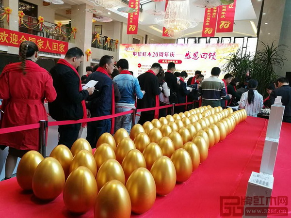 中信紅木20周年感恩慶典優(yōu)惠訂貨活動(dòng)現(xiàn)場(chǎng),經(jīng)銷商熱情踴躍排隊(duì)訂貨 中信紅木20周年感恩慶典優(yōu)惠訂貨活動(dòng)現(xiàn)場(chǎng),經(jīng)銷商熱情踴躍排隊(duì)訂貨