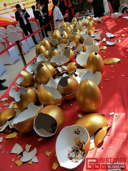 中信紅木20周年感恩慶典優(yōu)惠訂貨活動(dòng)現(xiàn)場(chǎng),不到一會(huì)工夫,80個(gè)金蛋已被砸空 中信紅木20周年感恩慶典優(yōu)惠訂貨活動(dòng)現(xiàn)場(chǎng),不到一會(huì)工夫,80個(gè)金蛋已被砸空
