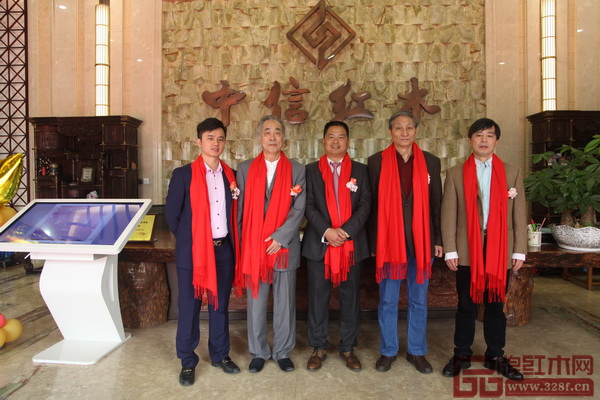 中信紅木董事長李忠信(中)與全聯(lián)藝術(shù)紅木家具專業(yè)委員會(huì)專家顧問—原故宮博物院文??萍疾恐魅尾莒o樓(右二)、中國明式家具研究所原所長濮安國(左二),南京林業(yè)大學(xué)木材科學(xué)研究中心主任徐魁梧(右一),全聯(lián)藝術(shù)紅木家具專業(yè)委員會(huì)執(zhí)行會(huì)長、弘木傳媒CEO林偉華(左一)合影留念 中信紅木董事長李忠信(中)與全聯(lián)藝術(shù)紅木家具專業(yè)委員會(huì)專家顧問—原故宮博物院文保科技部主任曹靜樓(右二)、中國明式家具研究所原所長濮安國(左二),南京林業(yè)大學(xué)木材科學(xué)研究中心主任徐魁梧(右一),全聯(lián)藝術(shù)紅木家具專業(yè)委員會(huì)執(zhí)行會(huì)長、弘木傳媒CEO林偉華(左一)合影留念