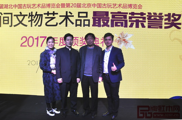 中國傳統(tǒng)工藝大師、東成紅木董事長張錫復(fù)(左二),東成紅木總經(jīng)理林霞(左一)與全國工商聯(lián)執(zhí)委、全國工商聯(lián)民間文物藝術(shù)品商會會長宋建文(右二),全聯(lián)藝術(shù)紅木家具專業(yè)委員會執(zhí)行會長林偉華(右一)在頒獎典禮現(xiàn)場合影 中國傳統(tǒng)工藝大師、東成紅木董事長張錫復(fù)(左二),東成紅木總經(jīng)理林霞(左一)與全國工商聯(lián)執(zhí)委、全國工商聯(lián)民間文物藝術(shù)品商會會長宋建文(右二),全聯(lián)藝術(shù)紅木家具專業(yè)委員會執(zhí)行會長林偉華(右一)在頒獎典禮現(xiàn)場合影