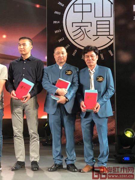 一品居家具董事長方達良(左二)榮獲“杰出貢獻獎” 一品居家具董事長方達良(左二)榮獲“杰出貢獻獎”