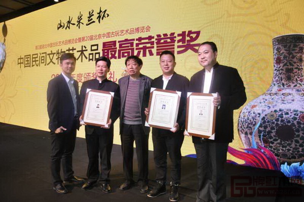 中國傳統(tǒng)工藝大師、明堂紅木總經(jīng)理張向榮(右二)與全國工商聯(lián)執(zhí)委、全國工商聯(lián)民間文物藝術(shù)品商會會長宋建文(中),全聯(lián)藝術(shù)紅木家具專業(yè)委員會執(zhí)行會長、弘木傳媒CEO林偉華(左一)在頒獎典禮現(xiàn)場合影 中國傳統(tǒng)工藝大師、明堂紅木總經(jīng)理張向榮(右二)與全國工商聯(lián)執(zhí)委、全國工商聯(lián)民間文物藝術(shù)品商會會長宋建文(中),全聯(lián)藝術(shù)紅木家具專業(yè)委員會執(zhí)行會長、弘木傳媒CEO林偉華(左一)在頒獎典禮現(xiàn)場合影