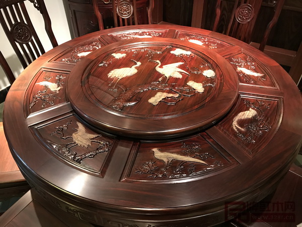 龍博士家具上雕刻的花鳥蟲草栩栩如生