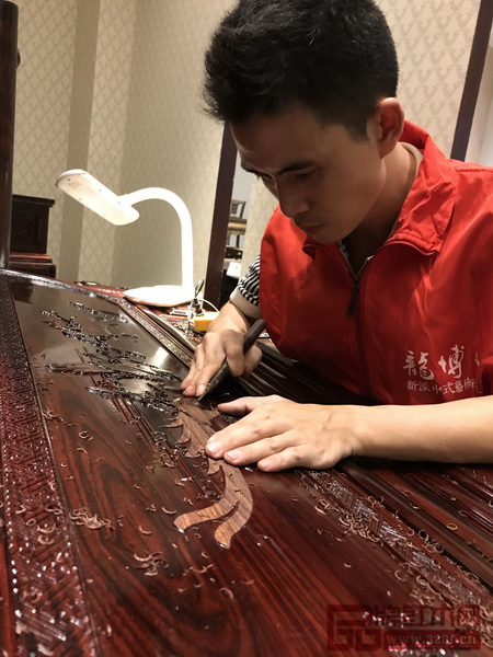 龍博士家具工匠正在專心致志的進行雕刻