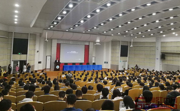 全聯(lián)民間文物藝術(shù)品商會藝術(shù)紅木家具專業(yè)委員會執(zhí)行會長、弘木傳媒CEO林偉華作為主講嘉賓出席長江大學(xué)校友講壇 全聯(lián)民間文物藝術(shù)品商會藝術(shù)紅木家具專業(yè)委員會執(zhí)行會長、弘木傳媒CEO林偉華作為主講嘉賓出席長江大學(xué)校友講壇