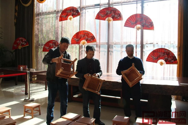 評審老師正在認(rèn)真評審參賽作品 評審老師正在認(rèn)真評審參賽作品