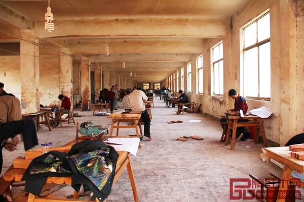 2017年度手工木工高技能人才培訓(xùn)班技能大比武在中信紅木熱鬧上演 2017年度手工木工高技能人才培訓(xùn)班技能大比武在中信紅木熱鬧上演