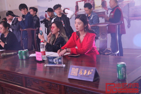 萬事紅微凹黃檀古典家具亮相大賽現(xiàn)場,成為大賽評委桌 萬事紅微凹黃檀古典家具亮相大賽現(xiàn)場,成為大賽評委桌