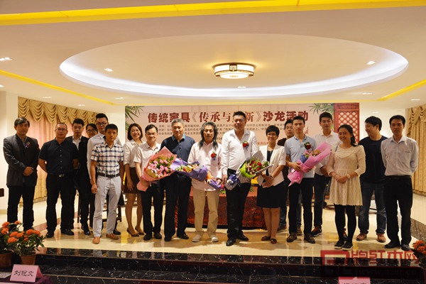 中國工藝美術協(xié)會副會長伍炳亮(左十)參加了由廣作紅木研究院主辦的傳統(tǒng)家具《傳承與創(chuàng)新》沙龍活動,并與廣作紅木研究院院長尹付林(右八)等嘉賓合影 中國工藝美術協(xié)會副會長伍炳亮(左十)參加了由廣作紅木研究院主辦的傳統(tǒng)家具《傳承與創(chuàng)新》沙龍活動,并與廣作紅木研究院院長尹付林(右八)等嘉賓合影