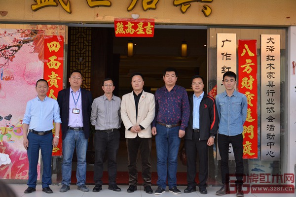 江門市新會區(qū)副區(qū)長張斌(左四)蒞臨廣作紅木研究院指導工作并與廣作紅木研究院榮譽院長袁秋耘(左二)、廣作紅木研究院院長尹付林(右三)等合影 江門市新會區(qū)副區(qū)長張斌(左四)蒞臨廣作紅木研究院指導工作并與廣作紅木研究院榮譽院長袁秋耘(左二)、廣作紅木研究院院長尹付林(右三)等合影