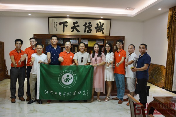 江門市青年創(chuàng)業(yè)協(xié)會一行參觀廣作紅木研究院 江門市青年創(chuàng)業(yè)協(xié)會一行參觀廣作紅木研究院