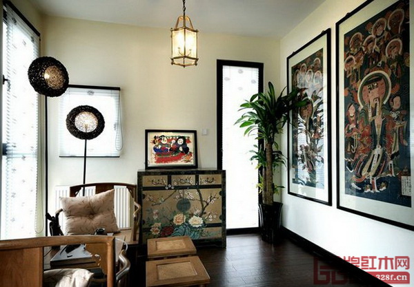 由于考慮的更多是空間實(shí)用性，鐘愛(ài)中式風(fēng)的小戶(hù)型業(yè)主大多選擇置辦一兩件紅木家具作為居室的點(diǎn)綴。事實(shí)上，強(qiáng)調(diào)輕巧、現(xiàn)代的新中式紅木家具也給小戶(hù)型家居布置增加了非常大的自由度 