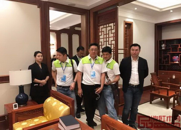 國壽紅木陳淦凡副董事長（右一）帶領(lǐng)交流團(tuán)代表參觀國壽紅木藝術(shù)館