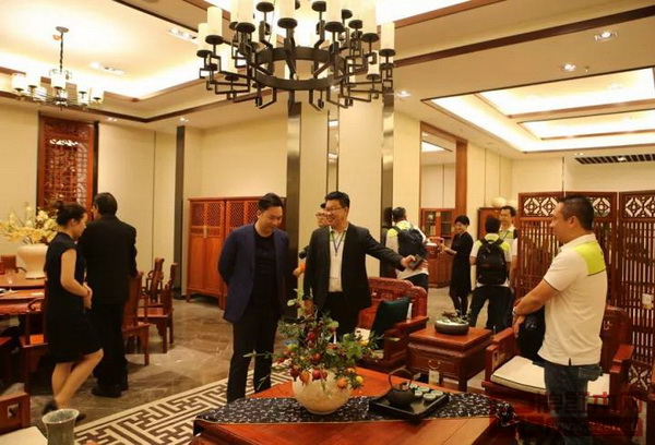 馬來西亞家具總會理事長拿督蔡志賢（右二）與國壽紅木總經(jīng)理陳衛(wèi)棠（左三）進(jìn)行交流