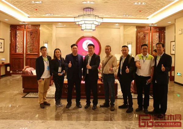 馬來西亞家具總會理事長拿督蔡志賢（左四）、國壽紅木總經(jīng)理陳衛(wèi)棠（左三）與代表團(tuán)部分成員為國壽紅木藝術(shù)館點(diǎn)贊