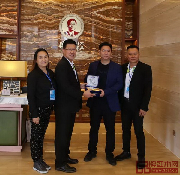 馬中友好協(xié)會企業(yè)交流團(tuán)與國壽紅木雙方代表進(jìn)行禮物交換儀式